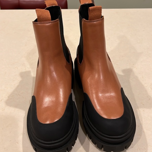 Steve Madden Tan/Blk Nicki Chelsea Boots - Picture 3 of 8